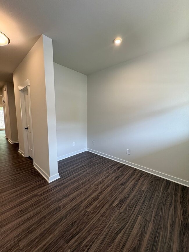 Building Photo - Beautiful End Unit Townhome in Griffith Lakes