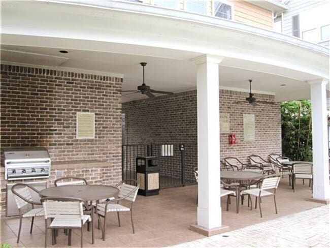 Building Photo - Stunning Townhome Near Medical Center!