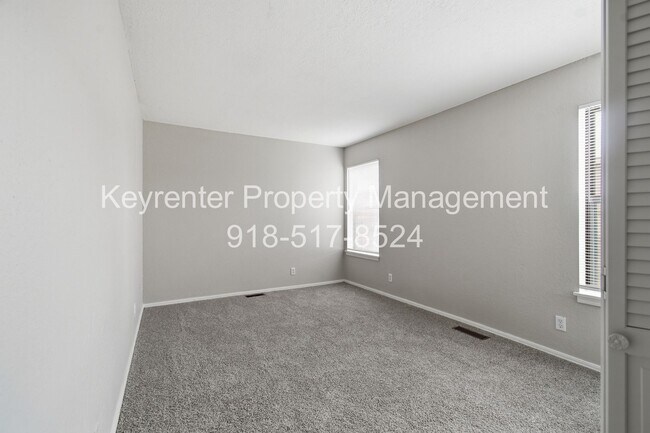 Building Photo - 6506/6508 E 90th St Duplex