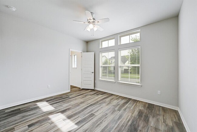 Building Photo - 8816 Mina Dr
