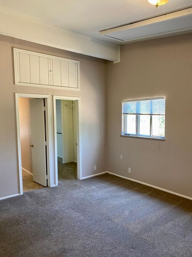 Building Photo - Available for 2025-2026 Fall Pre-Leasing: ...