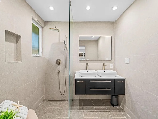 Building Photo - 627 E Angela St