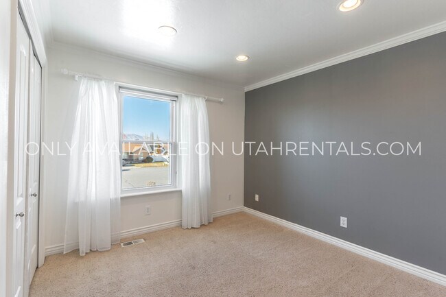 Building Photo - 1595 S 50 W