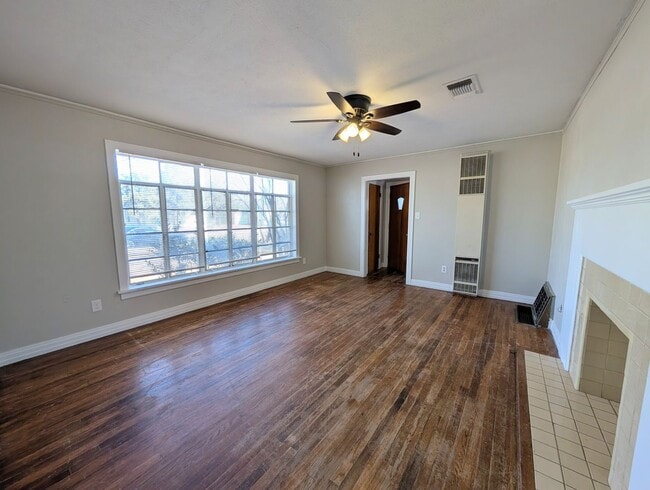 Building Photo - 3 Bed 1.5 Bath Close to Tech! Move In Ready