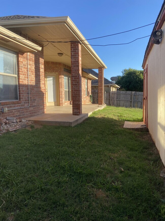 Building Photo - 617 Allison Ln