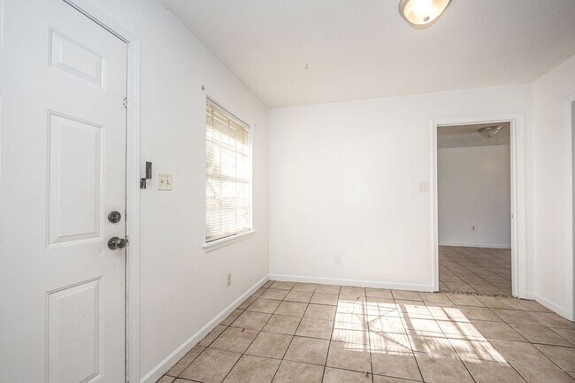 Building Photo - 5612 Rose Dr