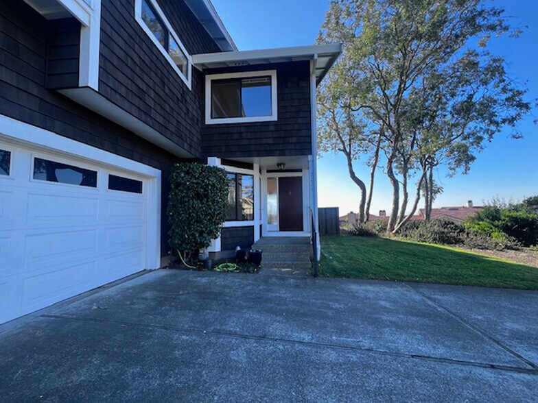 Building Photo - 2221 Pinehurst Way