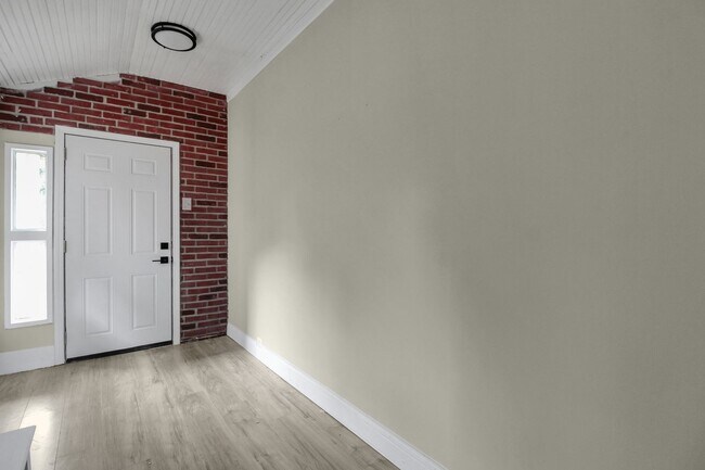 Building Photo - 570 Southwood Ave