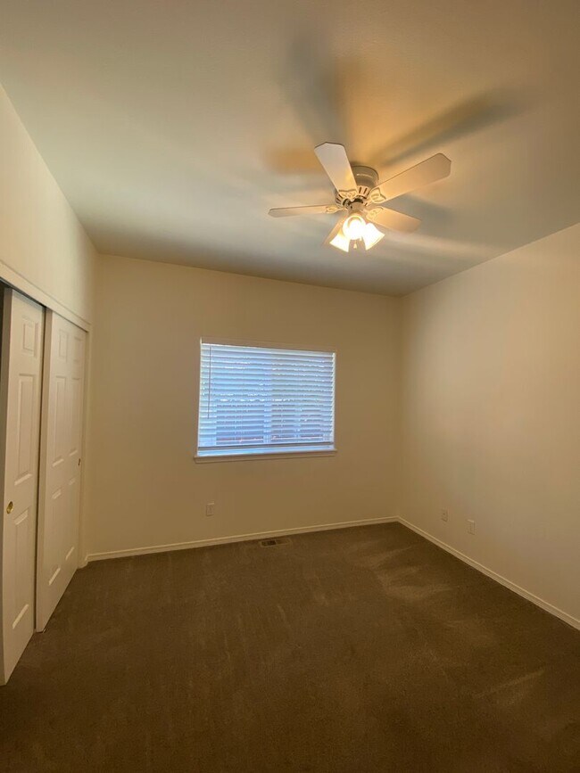 Building Photo - Single Level Charmer, SE Bend Established ...