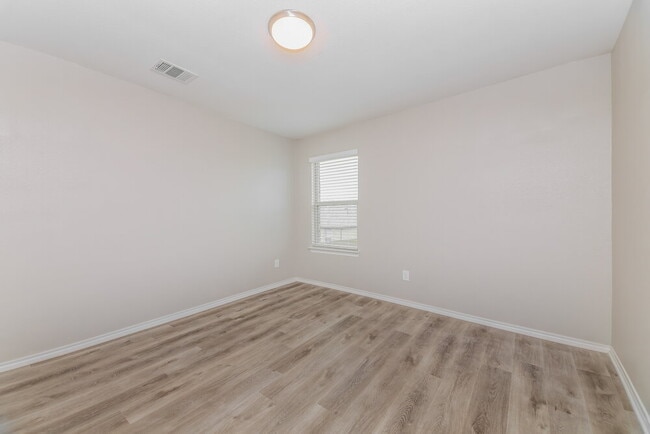 Building Photo - 2609 Hutchins Dr