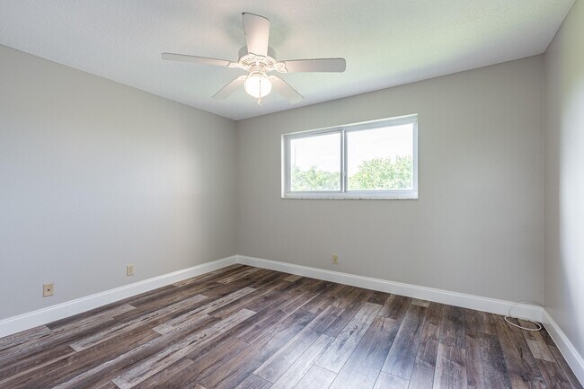 Building Photo - 729 Lori Dr