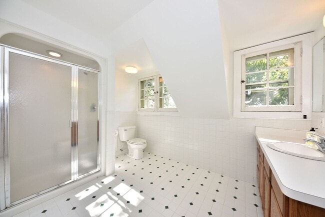 Building Photo - 3 bedroom Tosa Village townhome