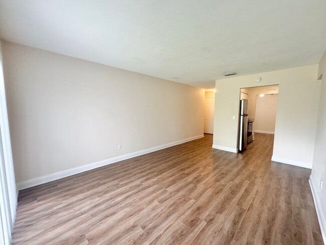 Building Photo - Apartment - Right off Cypress Gardens Blvd!