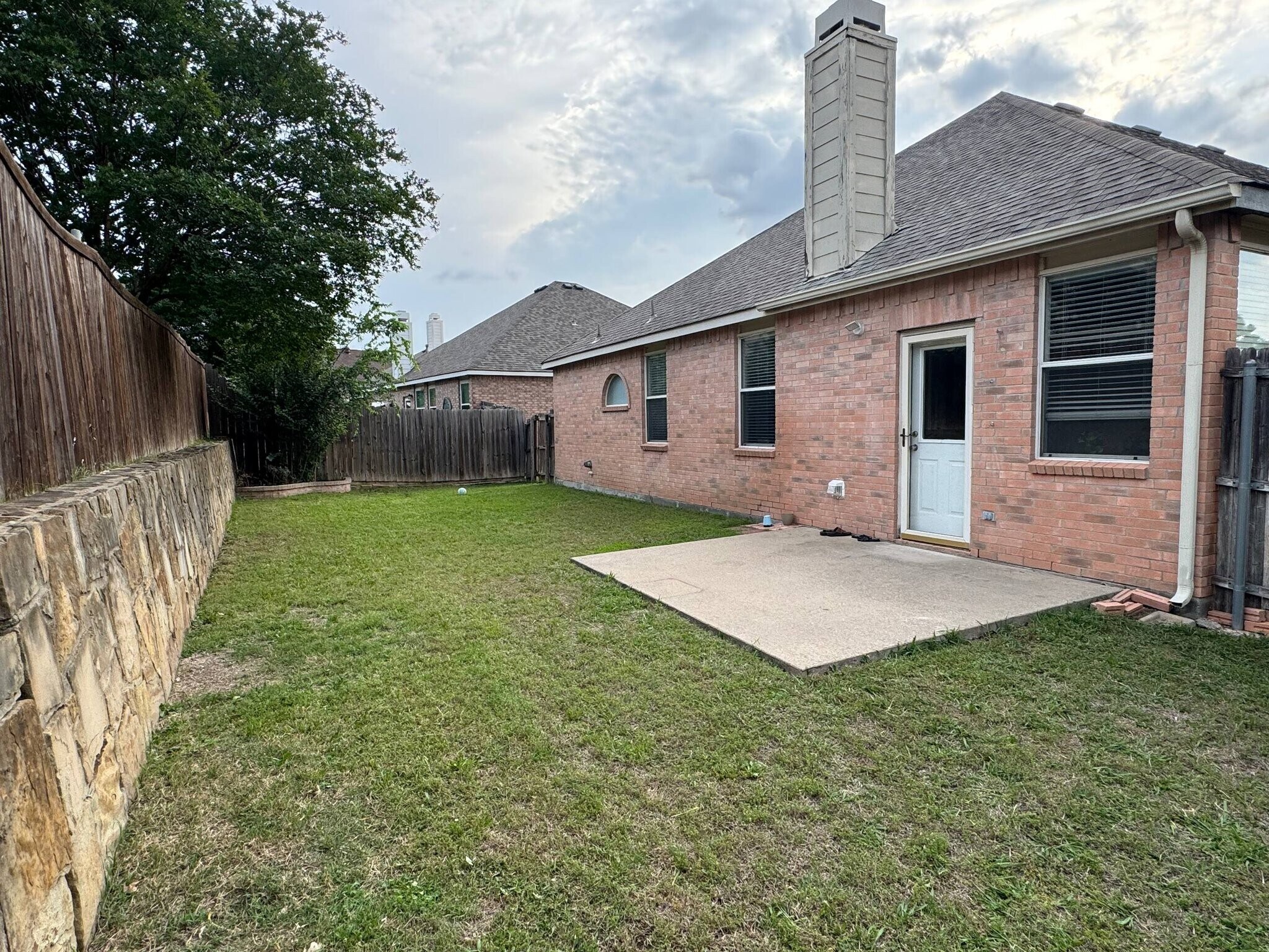 Building Photo - 3136 Deleon Dr