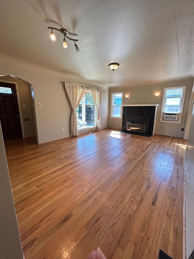 Building Photo - Free November Rent! 2darling homes on 1 hu...