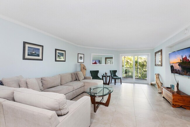 Building Photo - 961 S Ocean Dr