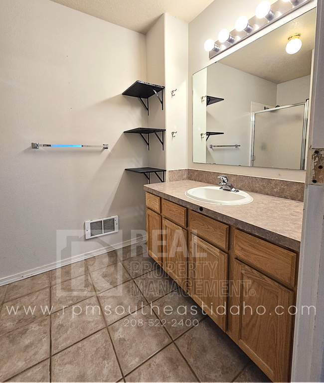 Building Photo - Spacious & Updated 2 Bedroom, 2 Bathroom Twin Home in Ammon with Garage, Fenced Backyard, and Hoo...