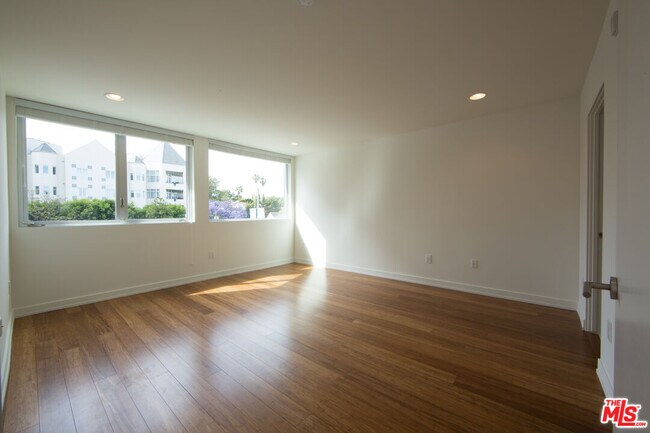 Building Photo - 10366 Wilshire Blvd