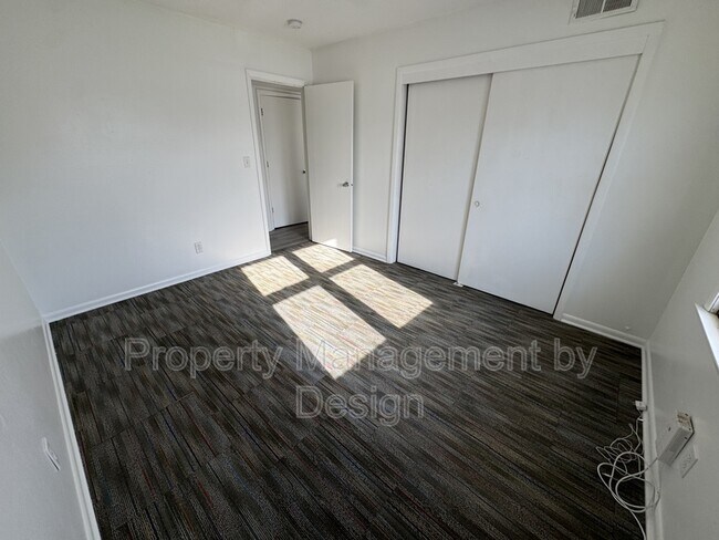 Building Photo - 1039 5th St