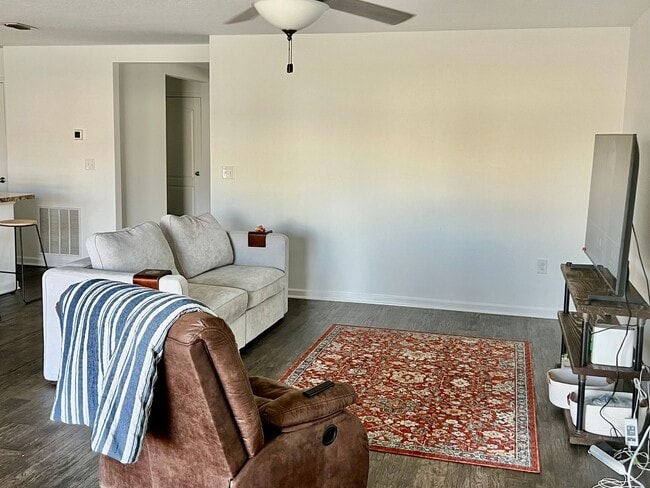 Building Photo - Beautiful 3 Bed, 2 Bath Rental Home – Mode...