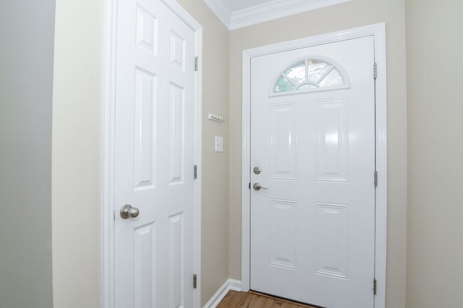 Building Photo - 2 Bedroom 2.5 Bath Townhouse