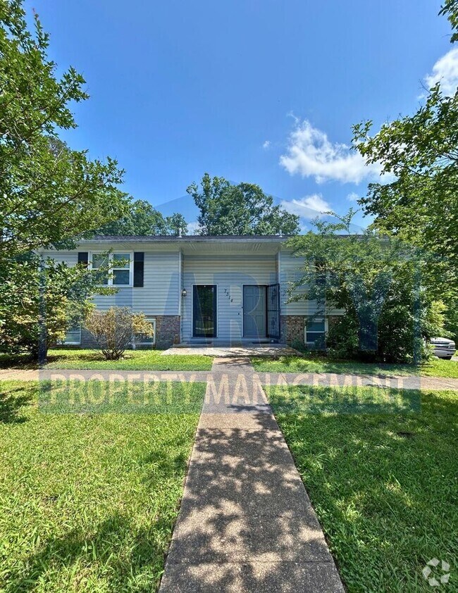 Building Photo - Spacious 3-Bed, 1.5-Bath Duplex with Priva...