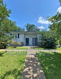 Building Photo - Spacious 3-Bed, 1.5-Bath Duplex with Priva...