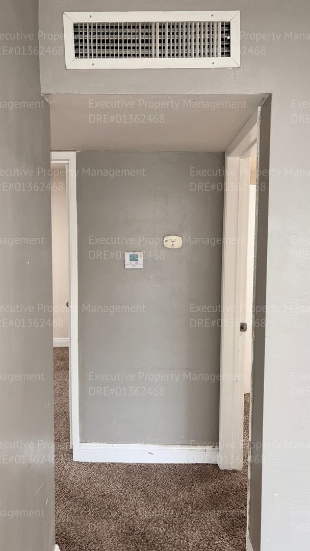 Building Photo - 2 bedroom 1 bathroom house located off the main street Oildale Dr.