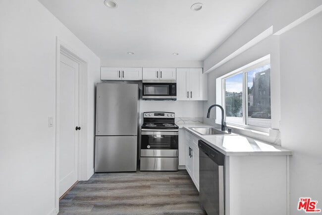 Building Photo - 1610 S Beverly Glen Blvd