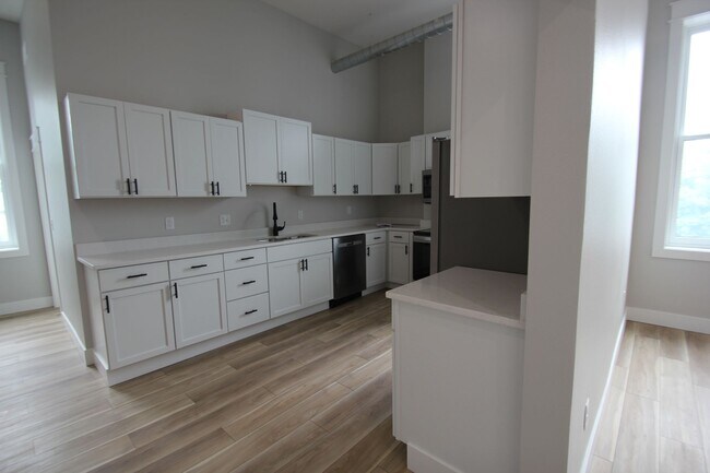 Building Photo - Beautifully remodeled 2 Bed + office apart...