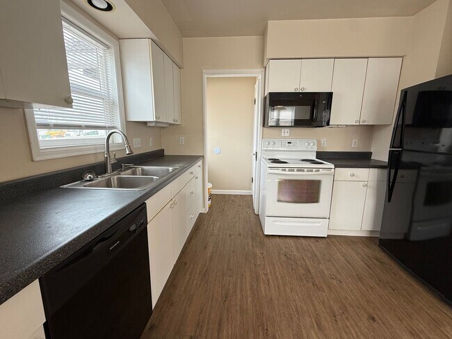 Building Photo - Now renting 3 bedroom House