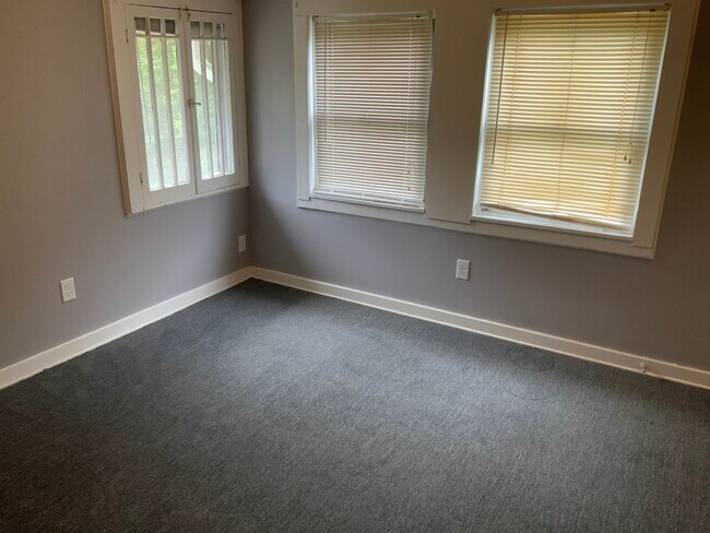 Studio - 582 N Volusia Ave