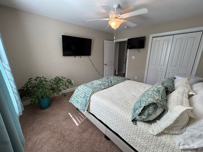 Building Photo - Enjoy private living in this beautiful 3 bedroom, 2.5 bathroom home on almost half acre lot!