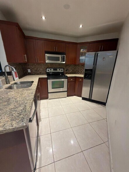 Building Photo - 9443 Fontainebleau Blvd