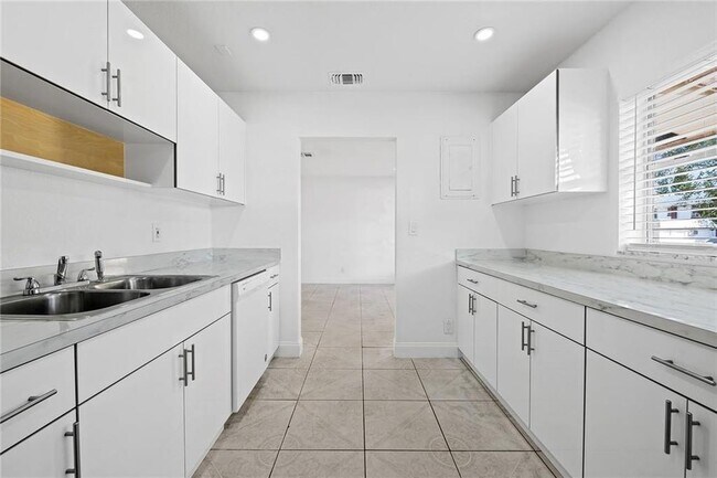 Building Photo - 583 NW 17th Pl