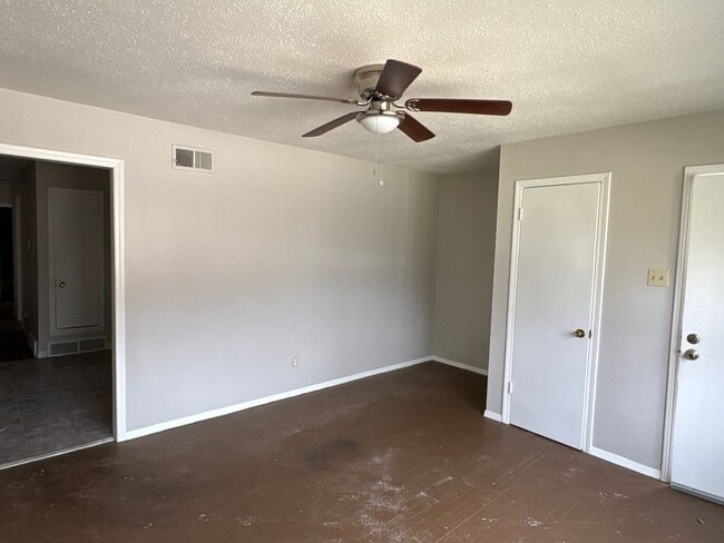 Building Photo - Freshly Renovated 2-bedroom 1 bath duplex