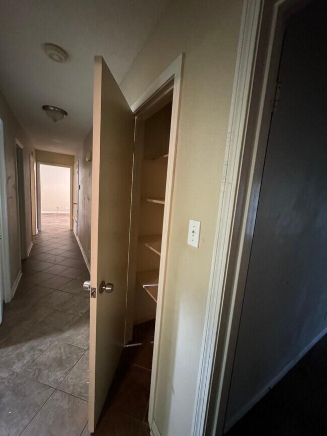 Building Photo - 3000 Mona Dr