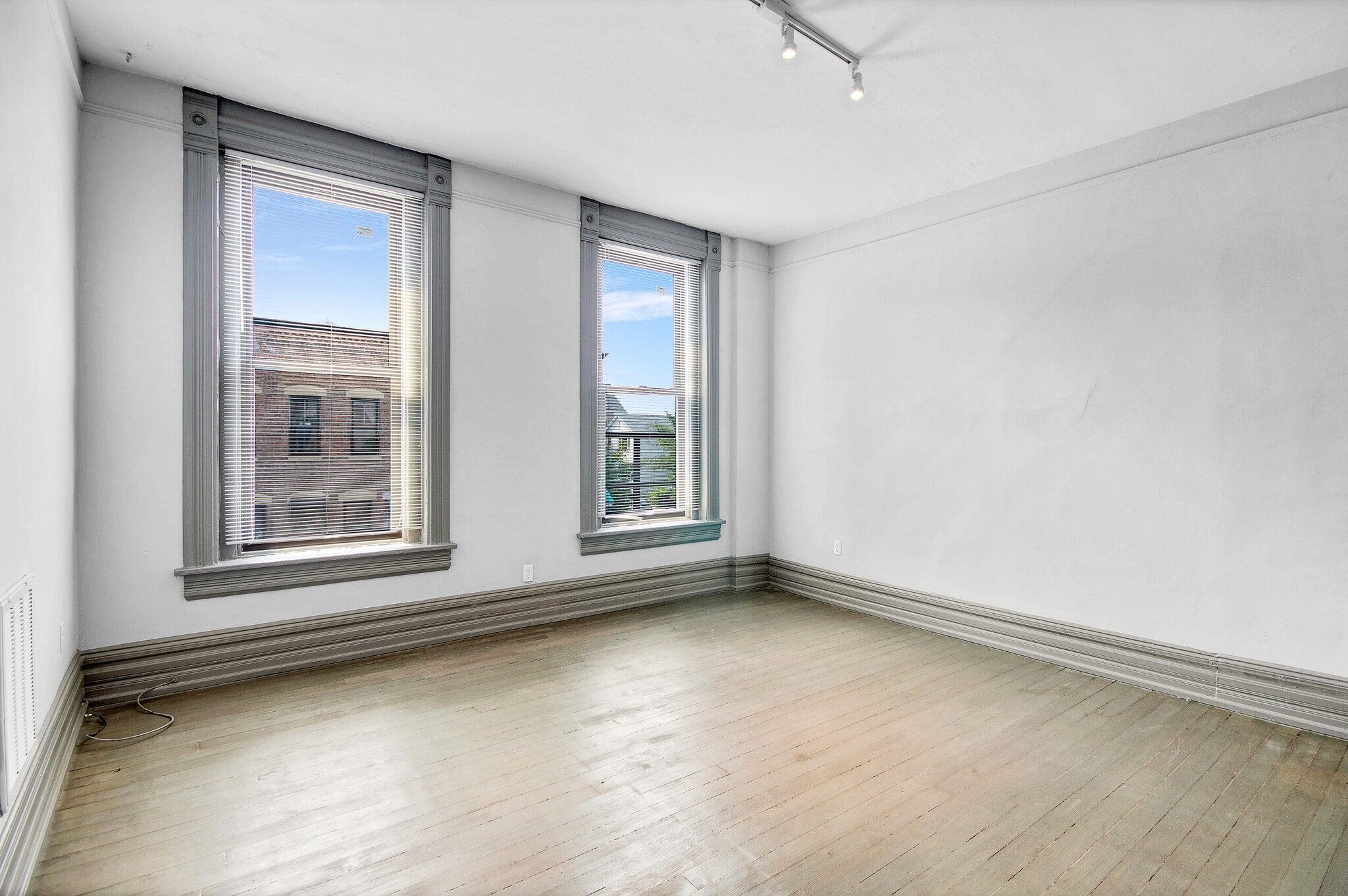 Building Photo - 1659 W 21st St