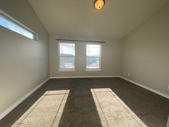 Building Photo - Beautiful 4-bedroom 2.5 bath home located ...