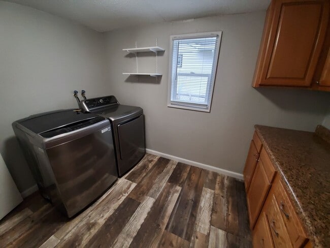 Building Photo - 3 Bedroom, 1 Bathroom in the Norwoodville ...