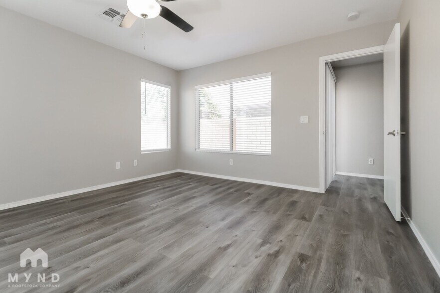 Building Photo - 2206 E Aire Libre Ave