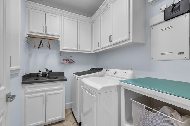 Building Photo - 340 W 17th St