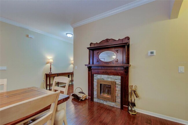 Building Photo - 1122 Oakcrest Dr