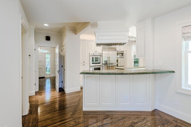 Building Photo - 719 W Poplar Ave