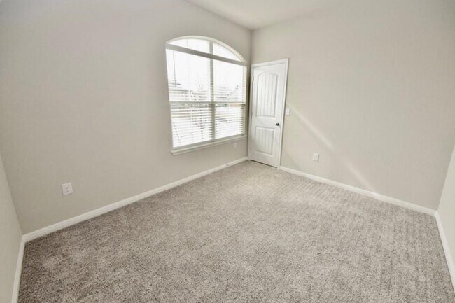 Building Photo - 1701 Logan Dr