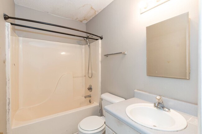 Building Photo - Large Three Bedroom Home!