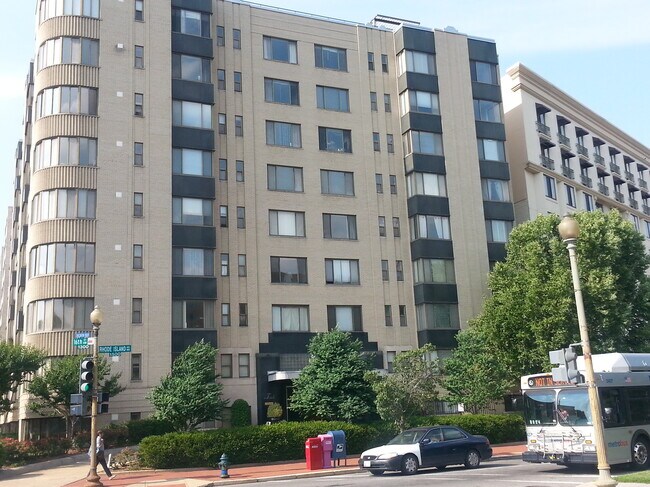 Building Photo - 1 Scott Cir NW