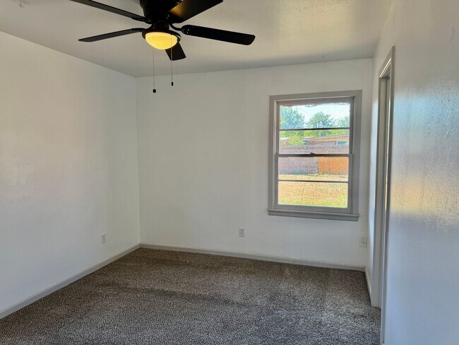 Building Photo - Adorable 3/1.5/1 in Great Location! Minutes from Tech and Hospitals!