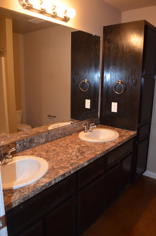 Building Photo - 1510 Dakota Ter