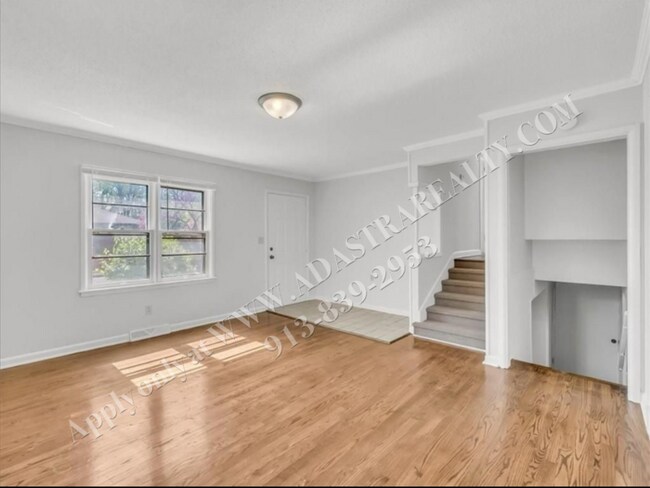 Building Photo - Updated 4 Bed 2 Bath Home in Lees Summit-C...